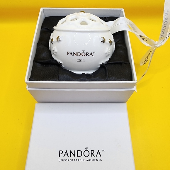 Pandora 2011 Porcelain Christmas Ornament Unforgettable Moments White - Picture 1 of 6